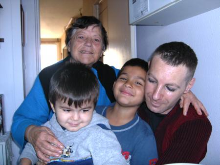 ma maman avec ses arrieres petit enfants